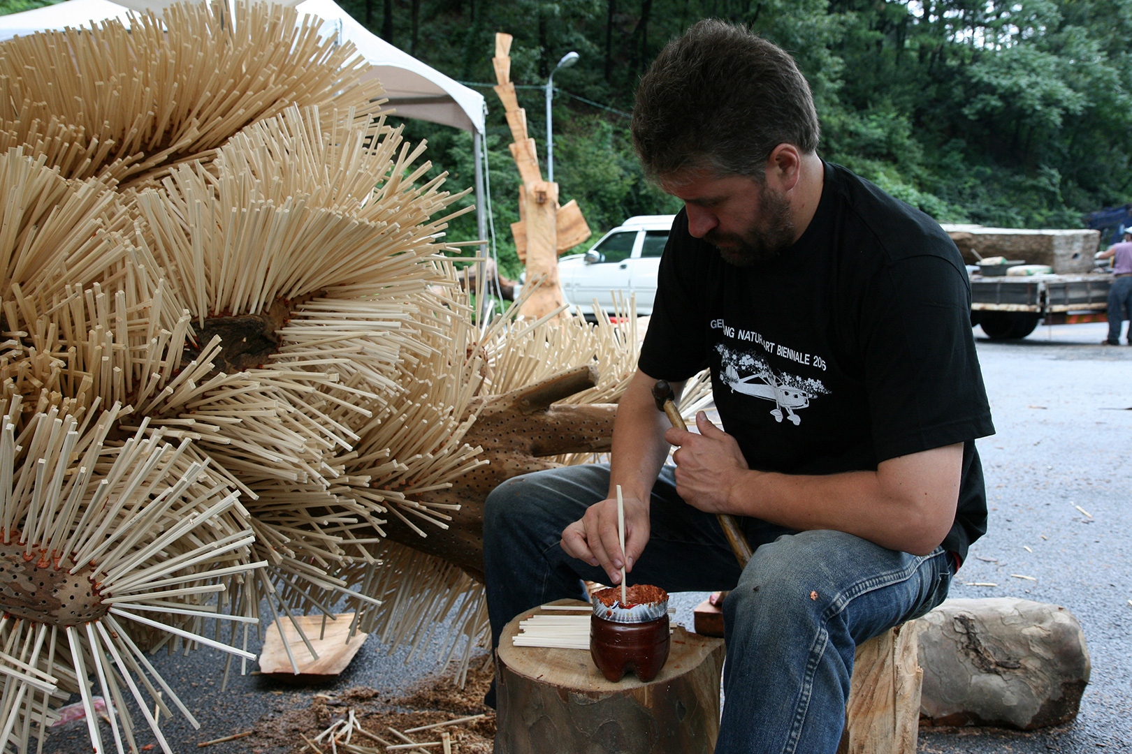Erőss István munka közben, a mű címe: Harmincezer evőpálcika. Gong-Ju, Korea, 2008.