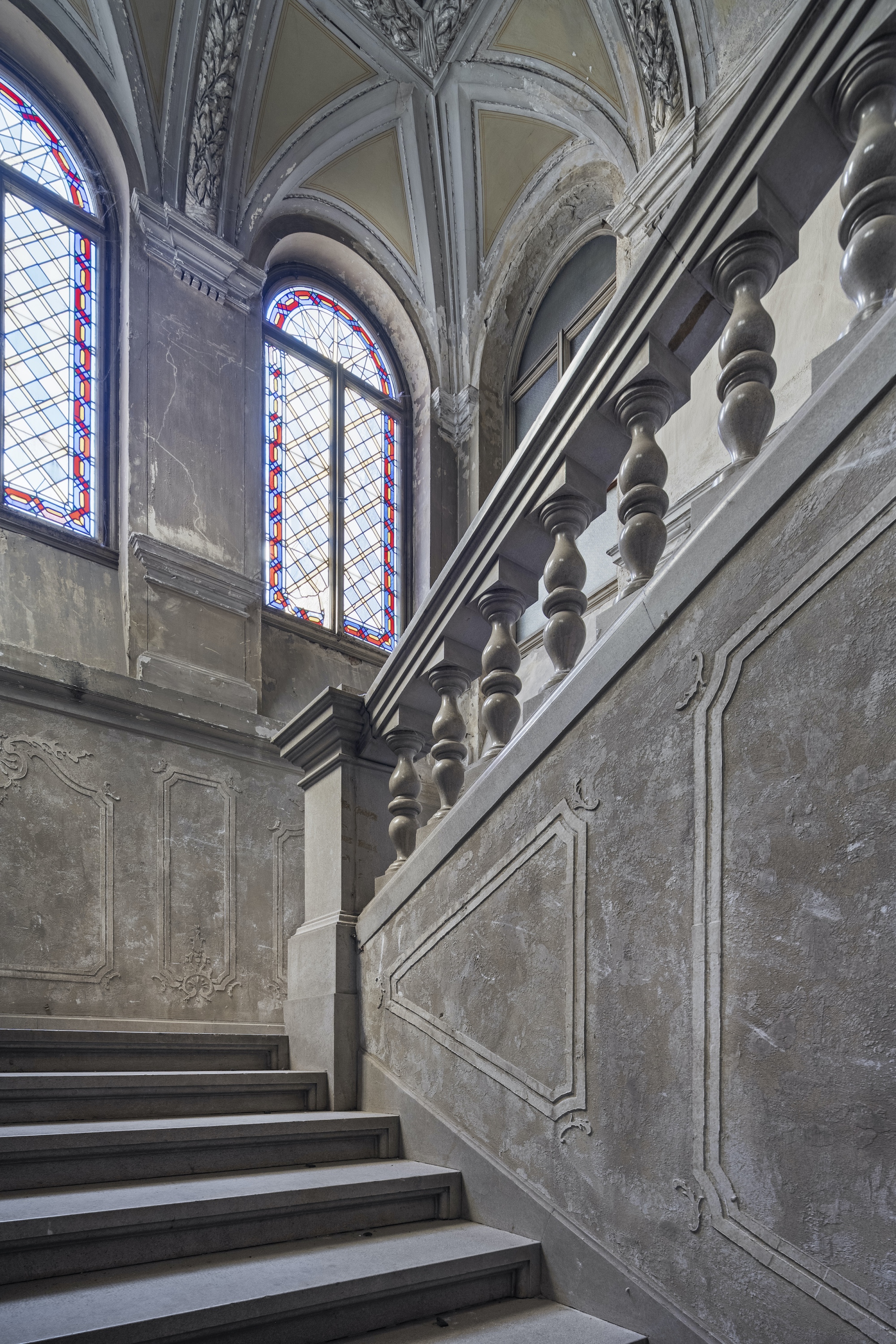 A lépcsőház ornamentikái és színezett ablakai is lényegében épségben élték túl a viszontagságos évszázadot