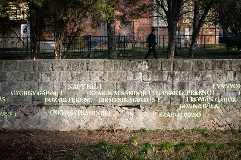 A névre vetülő fénysugár teszi élővé az emlékezést