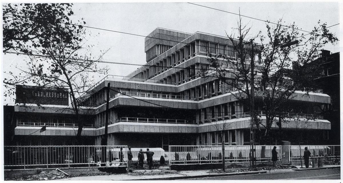 Okisz Székház, Mónus János 1973. fotó:  Magyar Építőművészet 1974. forrás: Kiscelli Múzeum honlapja, virtuális leletmentés.