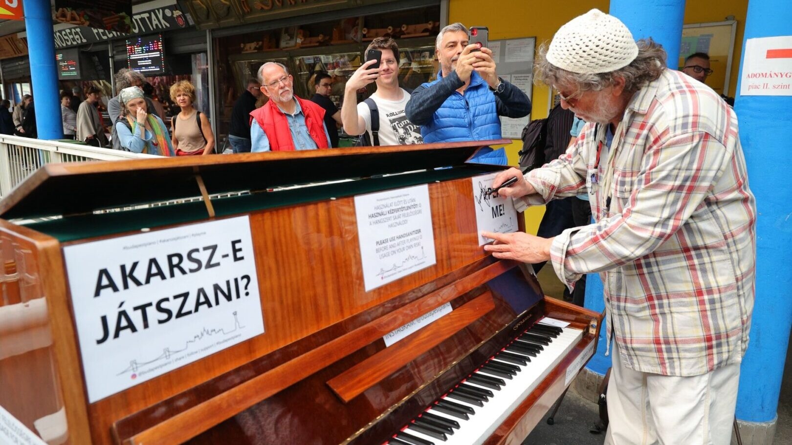 Presser Gábor közösségi zongorán játszik a Fény utcai piacon