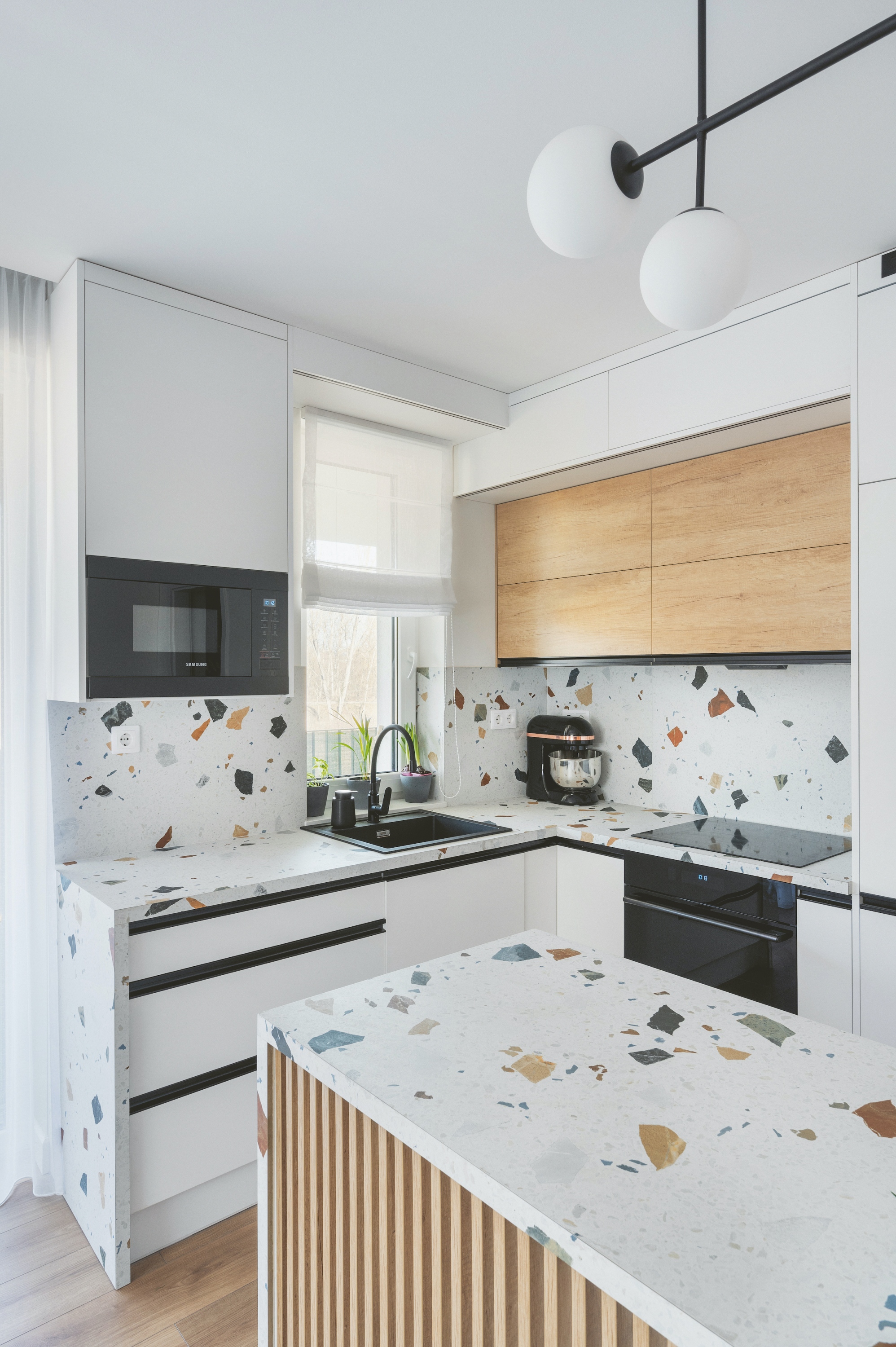 Budapesti új építésű társasház egyik lakásának konyhája