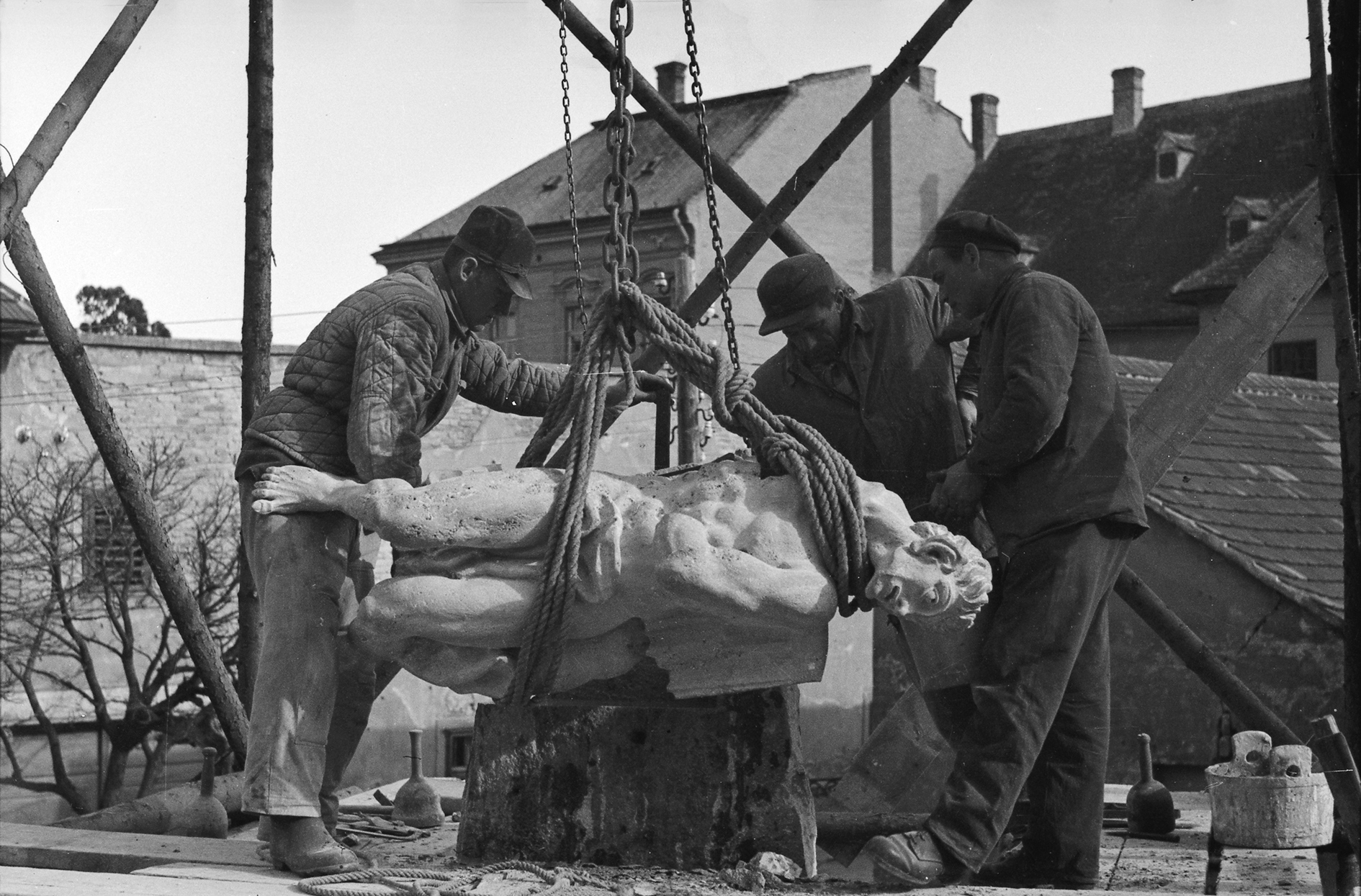 Győr, Szt. Mihály-szobor helyreállítása, Szakál Ernő, 1955