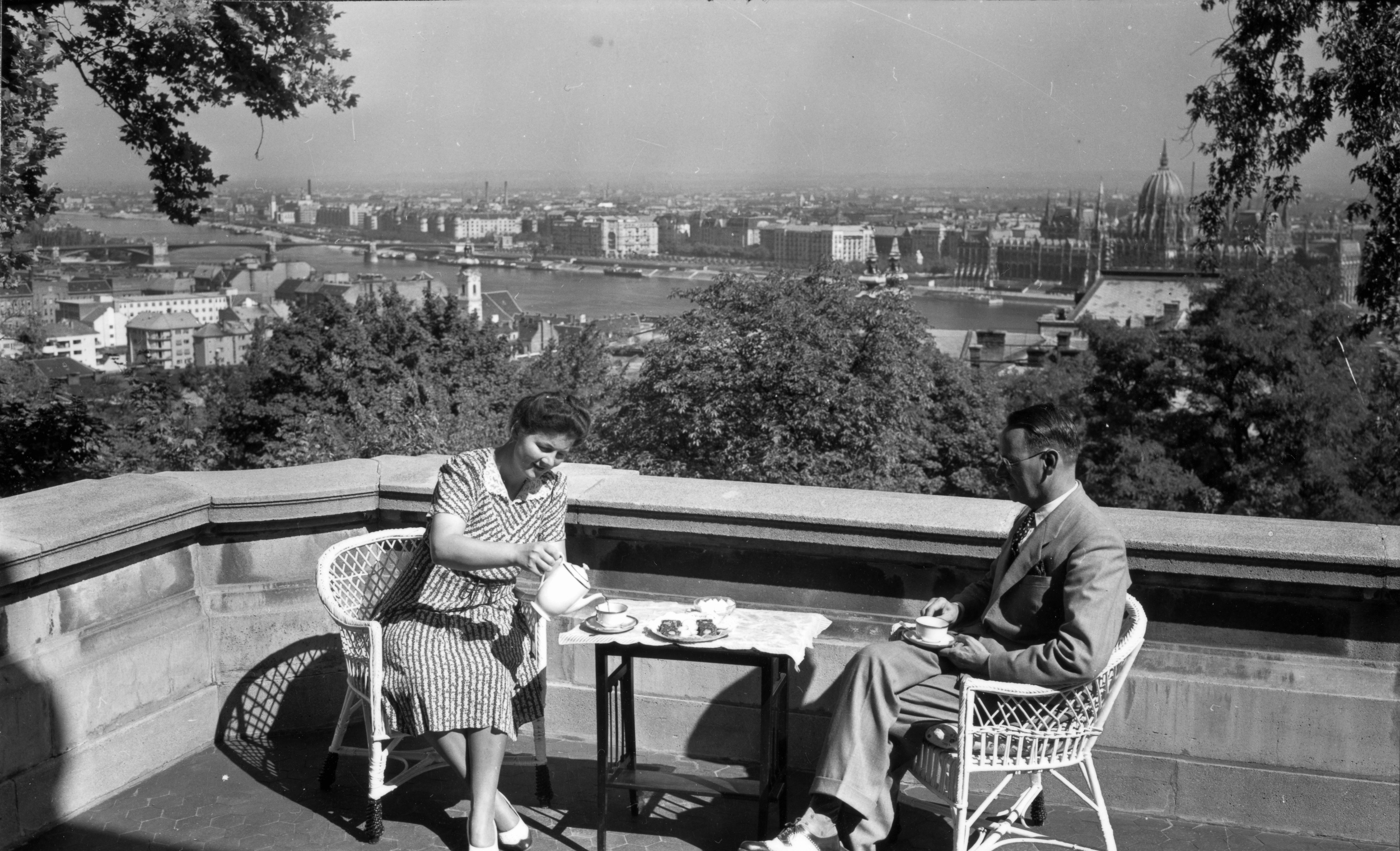 Carl Lutz és felesége a hátsó teraszon. 1943. Fortepan, Archiv für Zeitgeschichte ETH Zürich, Agnes Hirschi