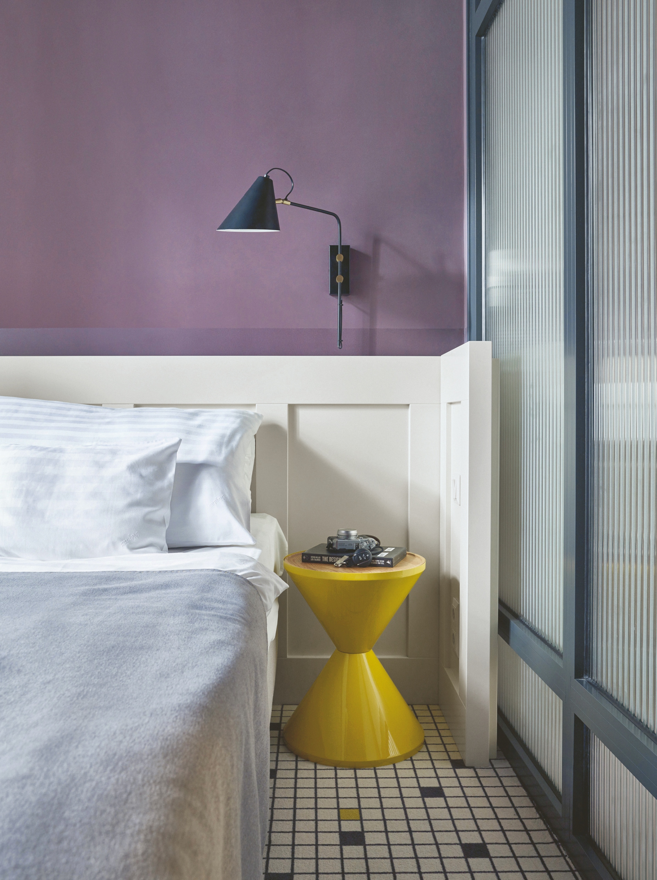 A Hotel Neptun polgári és modern stílust ötvözően a szobákban erős színekkel és üvegfalakkal dolgozik. A klasszikus formavilág mellett feltűnik egy újragondolt mozaikmintás padlószőnyeg is. Fotó: Barbay Csaba