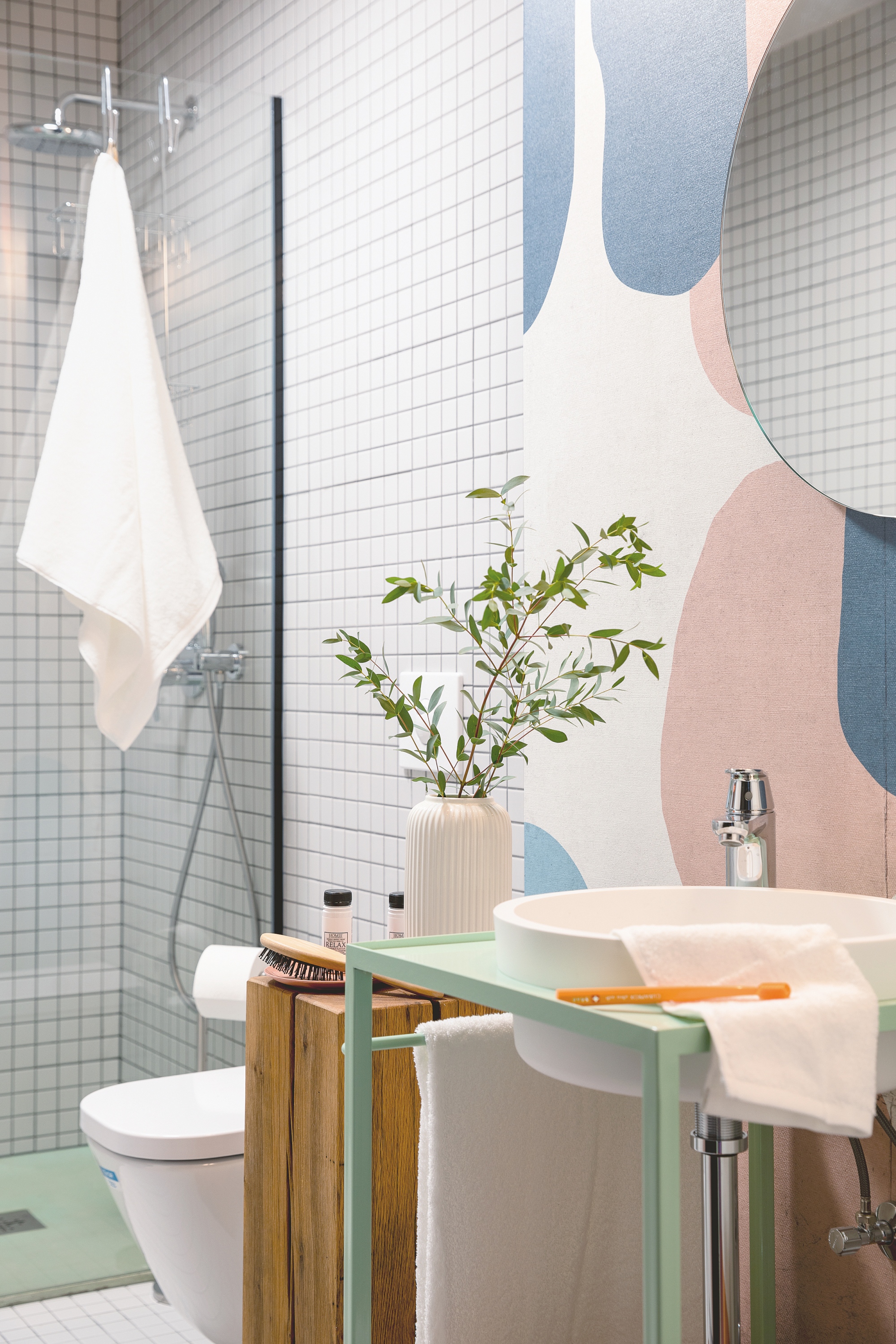 A SmartApart egy okoshotel, amely saját fejlesztésű applikációval működik. A fürdőszoba-design izgalmas részletei: vizes tapéta, farönk, és egyedi mosdópult. Fotó: F. Tóth Gábor, Stylist: Lukász Eszter 