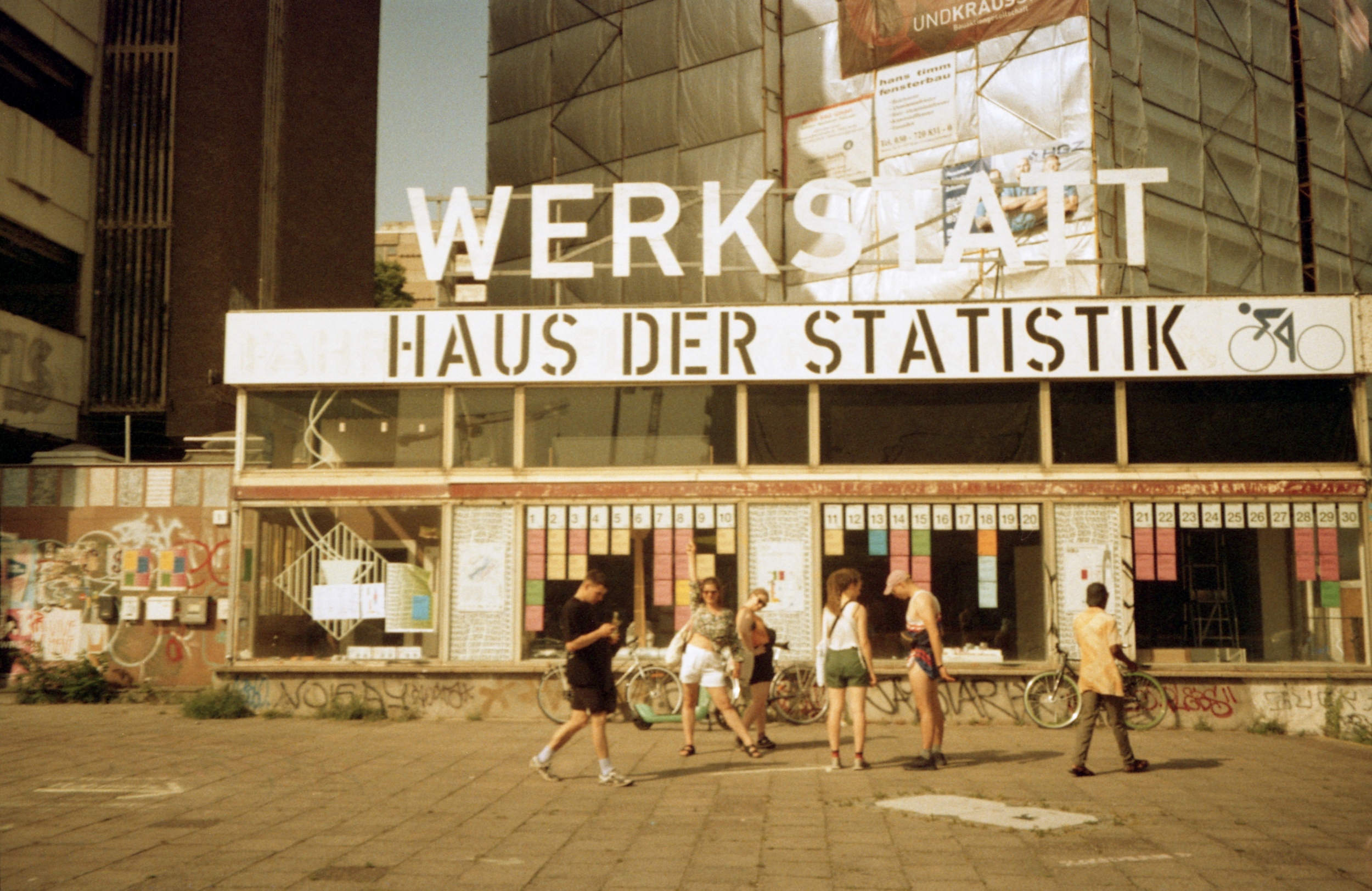 Berlini tanulmányút, a slepp a Haus der Statistik előtt