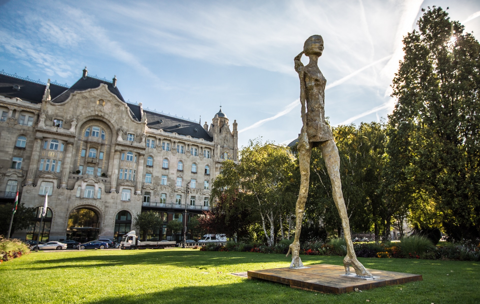 Eran Shakine „Girl from Buda” című szobra az Art Market Budapest akciójaként (Budapest, Széchenyi tér)