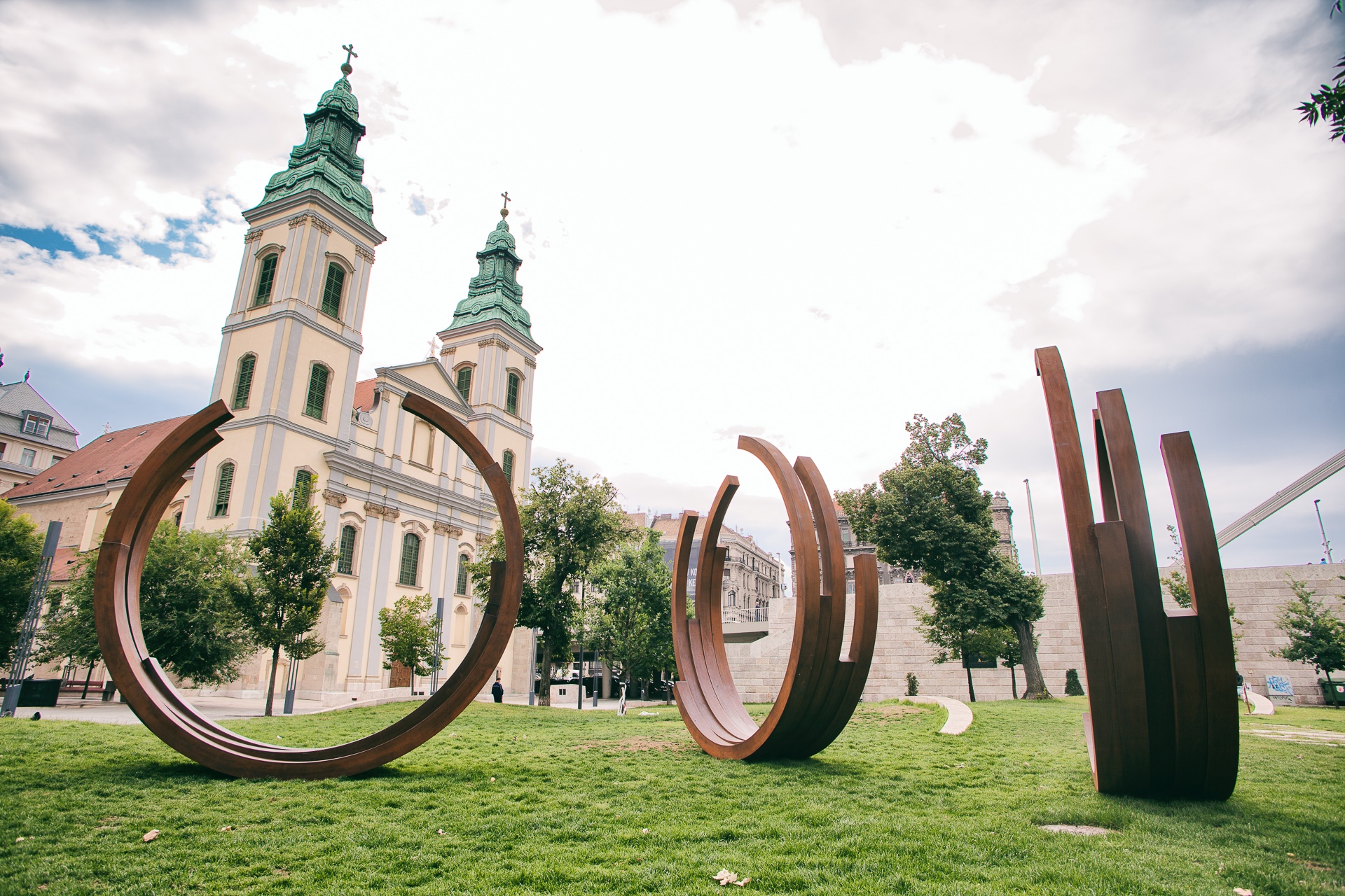 Bernar Venet „Arcs in disorder: 3 arcs x 4” című köztéri szoborkompozíciója az Art Market Budapest akciójaként (Budapest, Március 15. tér)