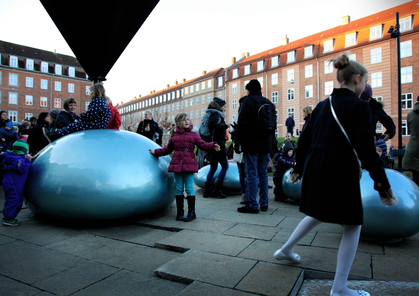 Esernyő alakú vízgyűjtők és csepp alakú víztározók, Koppenhága, Taasinge tér klímaadatptációs átalakítása