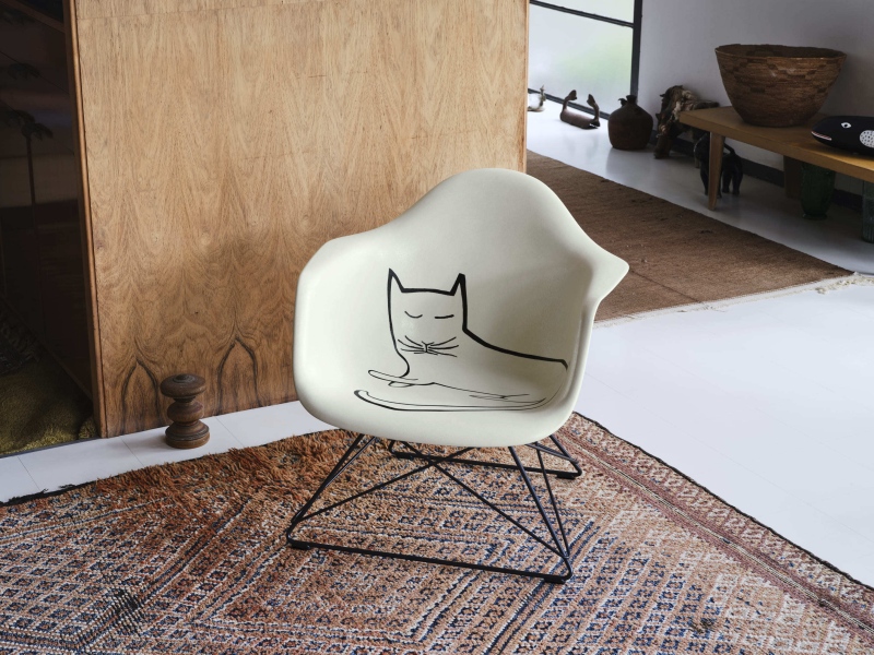 Steinberg cicája az új VITRA Eames foteleken