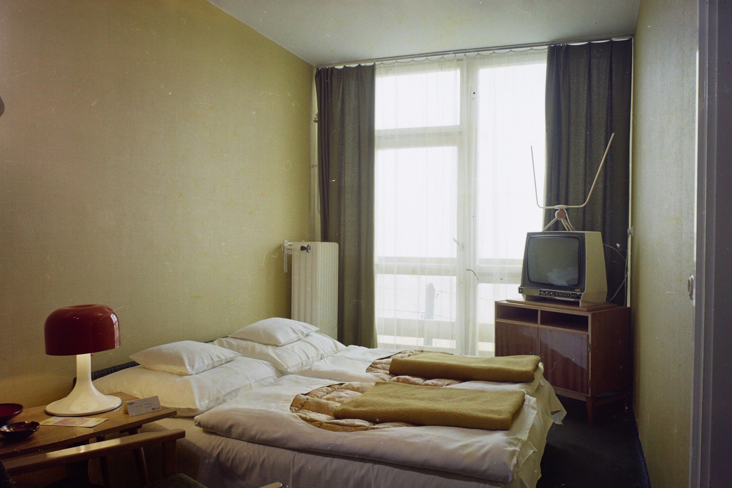 Eötvös út 40., a Hotel Olimpia egyik szobája, 1974. Fotó: Fortepan / Bauer Sándor