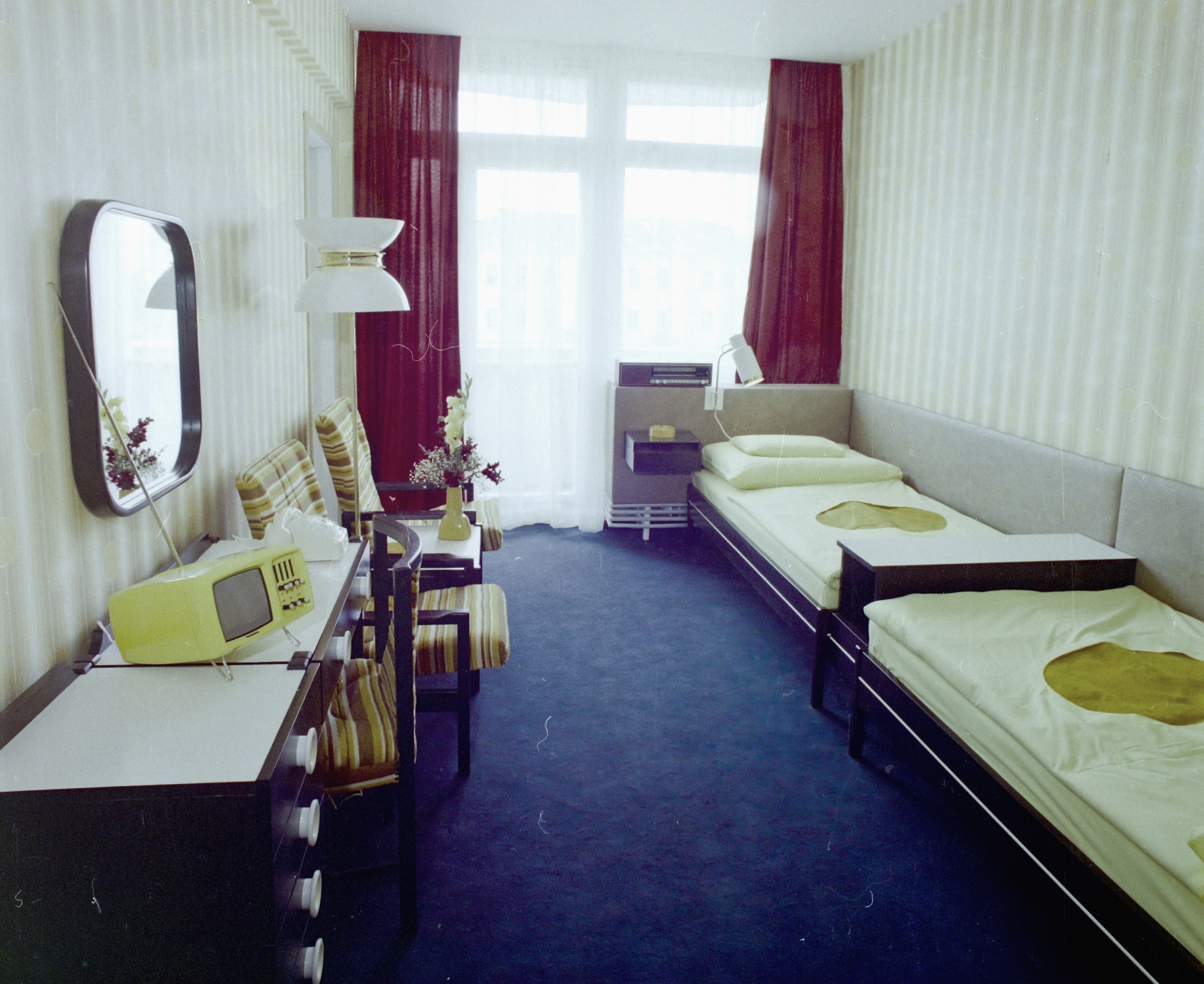 A Hotel Pannónia egyik lakosztályának hálószobája és szobája, 1976. Forrás: Fortepan / Bauer Sándor