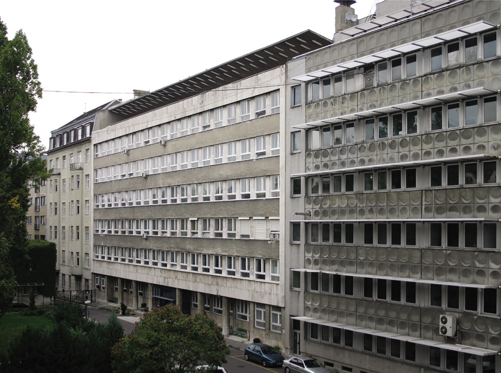Műhelytér, a MÉM MDK időszaki kiállítótere az egykori BM kórház épületében, a Walter Rózsi-villa mellet. Magyar Építészeti Múzeum és Műemlékvédelmi Dokumentációs Központ
