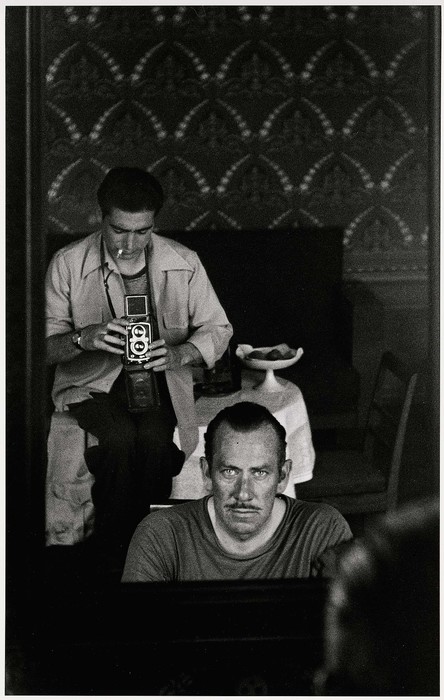 Capa John Steinbeck amerikai írót fényképezi az Orosz napló című könyvhöz kapcsolódó utazásuk alatt. Moszkva, Szovjetunió, 1947. augusztus–szeptember / © International Center of Photography/Magnum Photos Robert Capa Kortárs Fotográfiai Központ