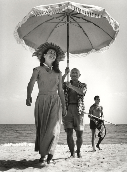 Picasso az élettársával, Francoise Gilot-val és az unokaöccsével, Javier Vilatóval a tengerparton. Golfe-Juan, Vallauris, Franciaország, 1948. augusztus / © International Center of Photography/Magnum Photos Robert Capa Kortárs Fotográfiai Központ