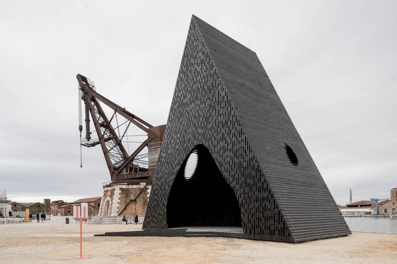 A Velencei Építészeti Biennálé fekete prizmája