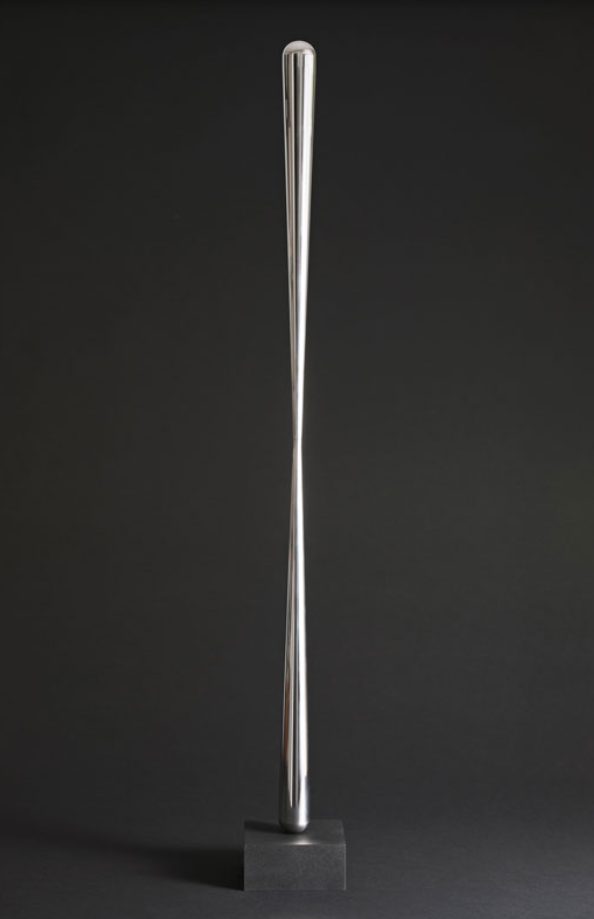  Zalavári József: Csepp, 2014, rozsdamentes, polírozott acél, 87 x 4 x 4 cm. A Zsdrál Galéria jóvoltából.