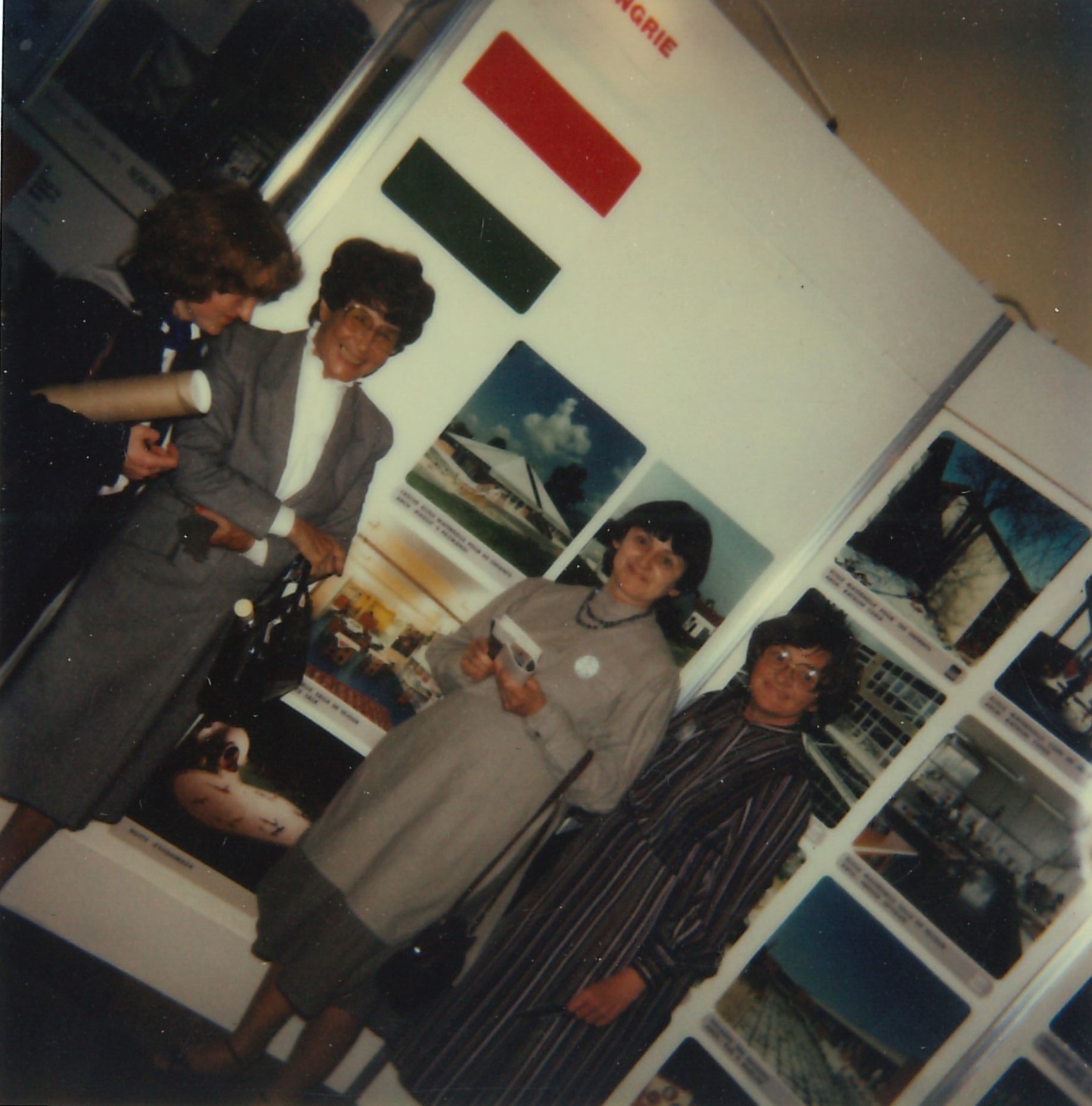Pázmándi Margit (balról a 3.) más kiállítók körében az Építésznők Nemzetközi Szövetségének 1984-es párizsi konferenciáján. Forrás: Pázmándi Margit hagyatéka, MÉM MDK