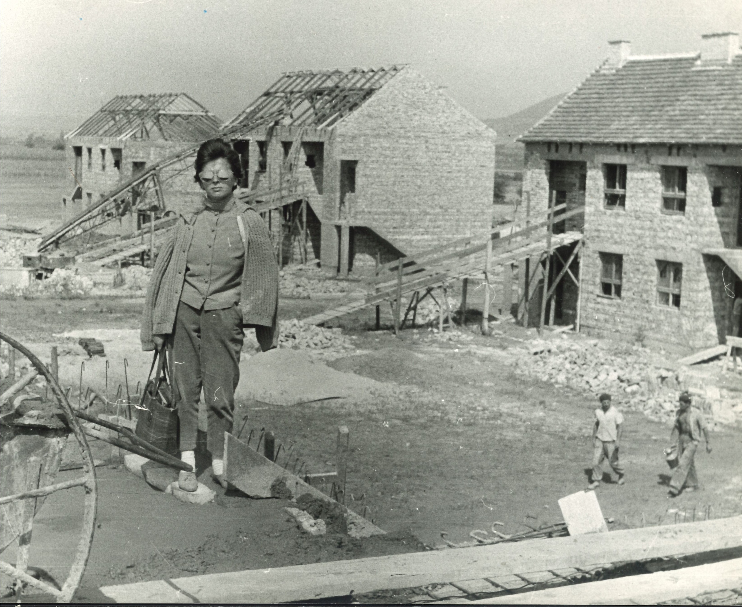 Fejes Mária Anna építész Kazincbarcikán, a VI/b. szomszédsági egység épülő bányászlakásai előtt. 1958-1959 körül. Fotó: Fejes Mária Anna hagyatéka, magántulajdon, letétben a MÉM MDK-ban