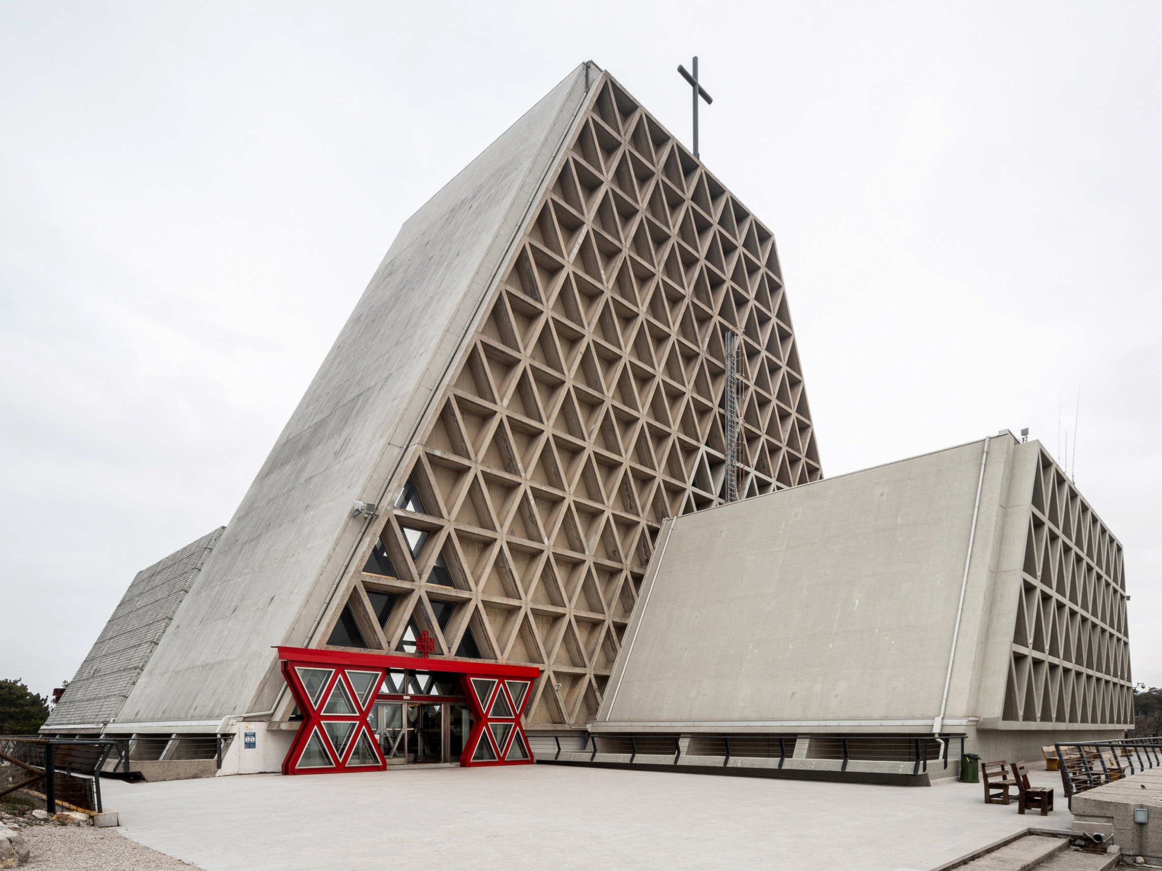 National Temple to Mary, Mother and Queen, Trieste, építészet: Antonio Guacci and Sergio Musmeci (1965), fotó: Stefano Perego