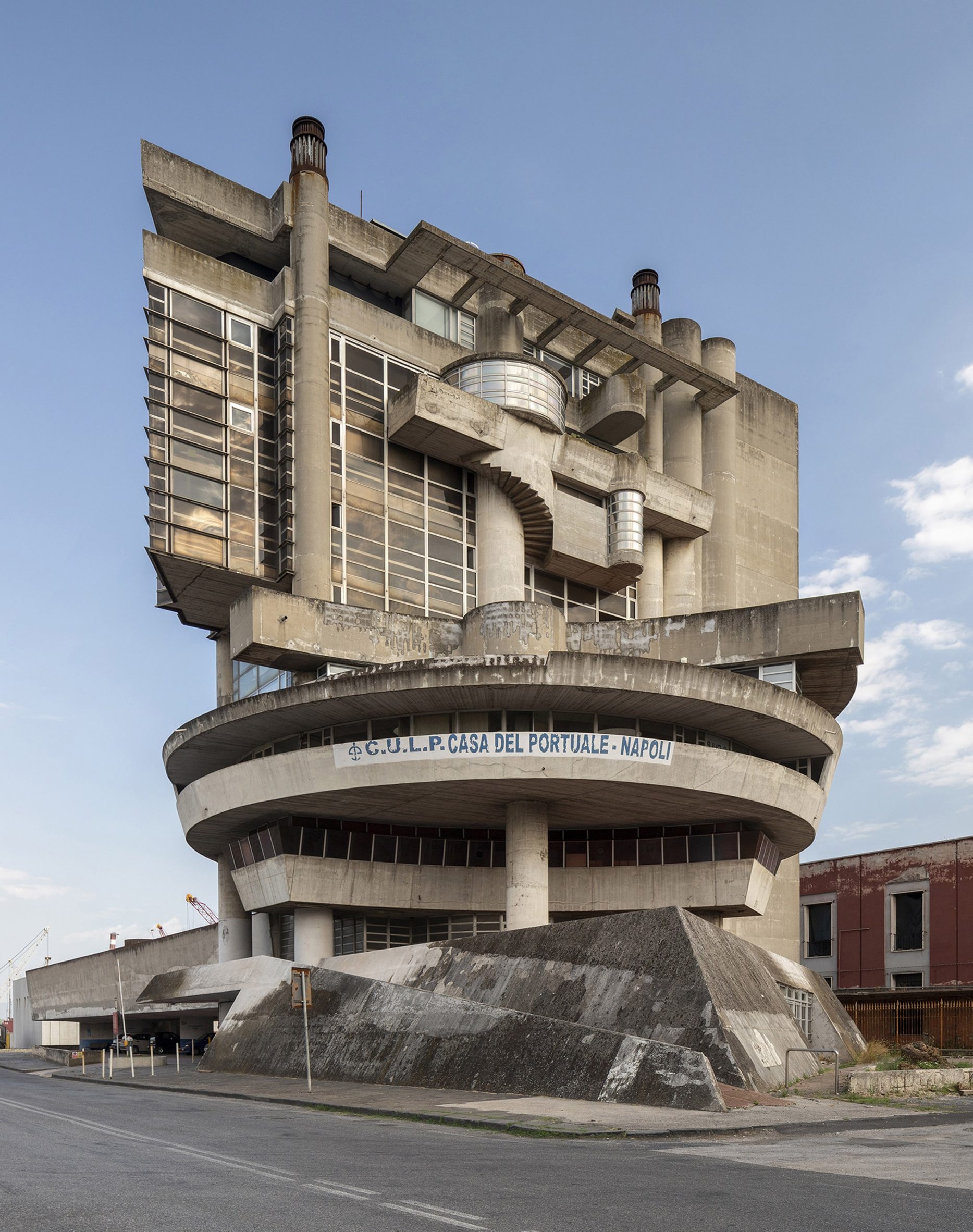 Casa del Portuale, Naples, építészet: Aldo Loris Rossi (1981)