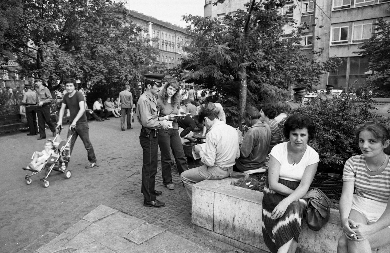 Igazoltatás a Blahán. Fortepan / Magyar Rendőr, 1984.