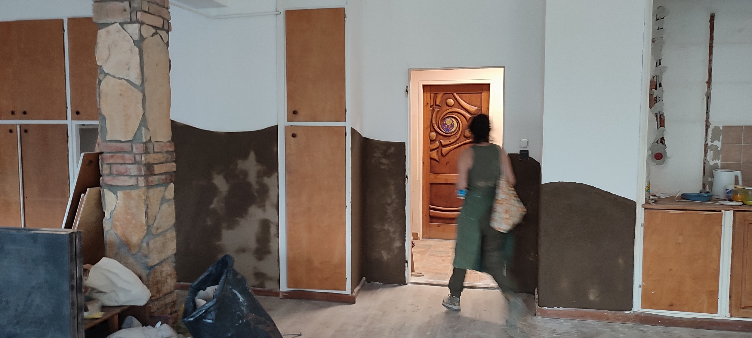 Gödöllő, Waldorf iskola, tanterem falának vályogvakolása. fotó: Révész Gabriella