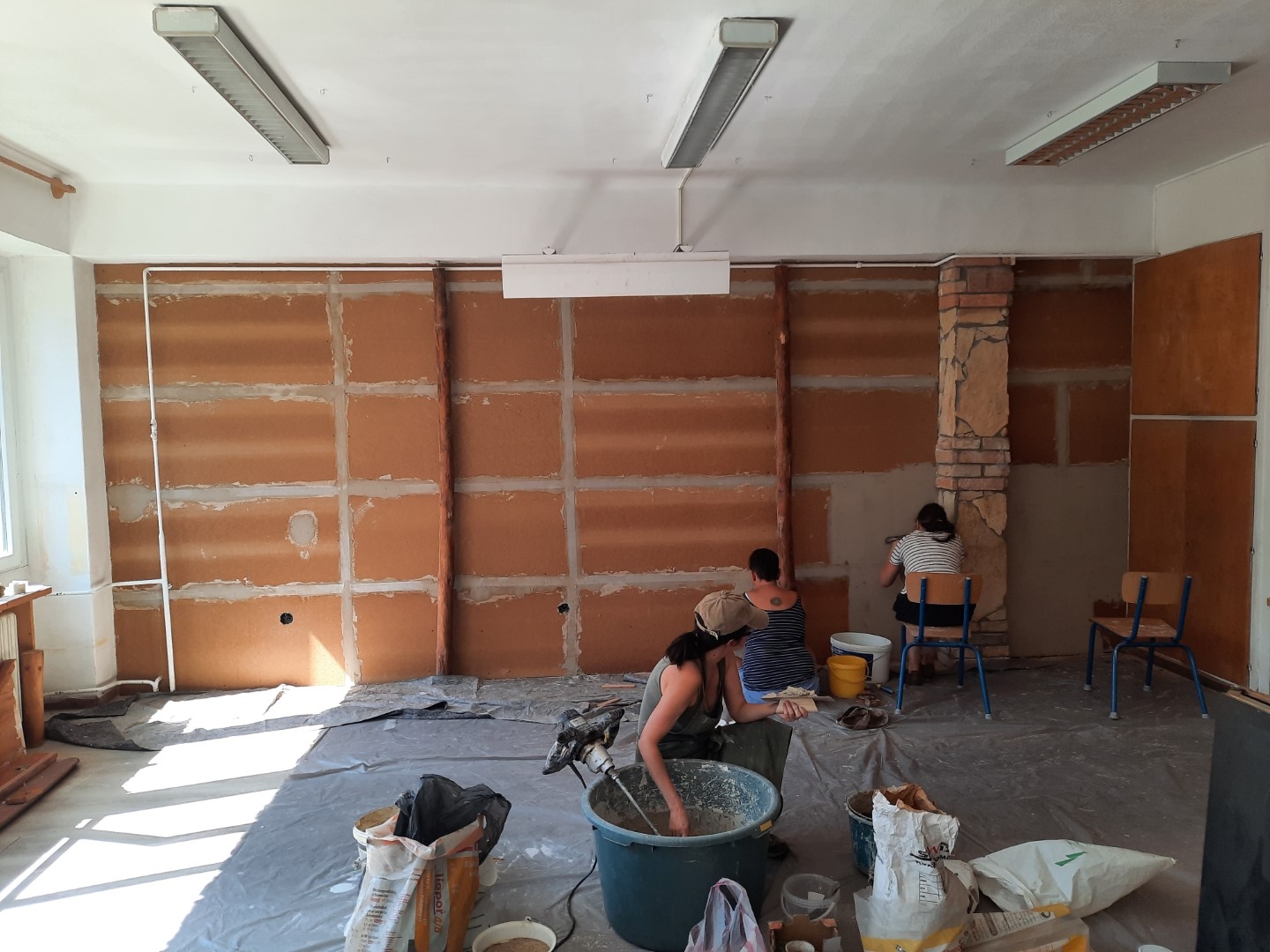 Gödöllő, Waldorf iskola, tanterem falának vályogvakolása, fotó: Révész Gabriella