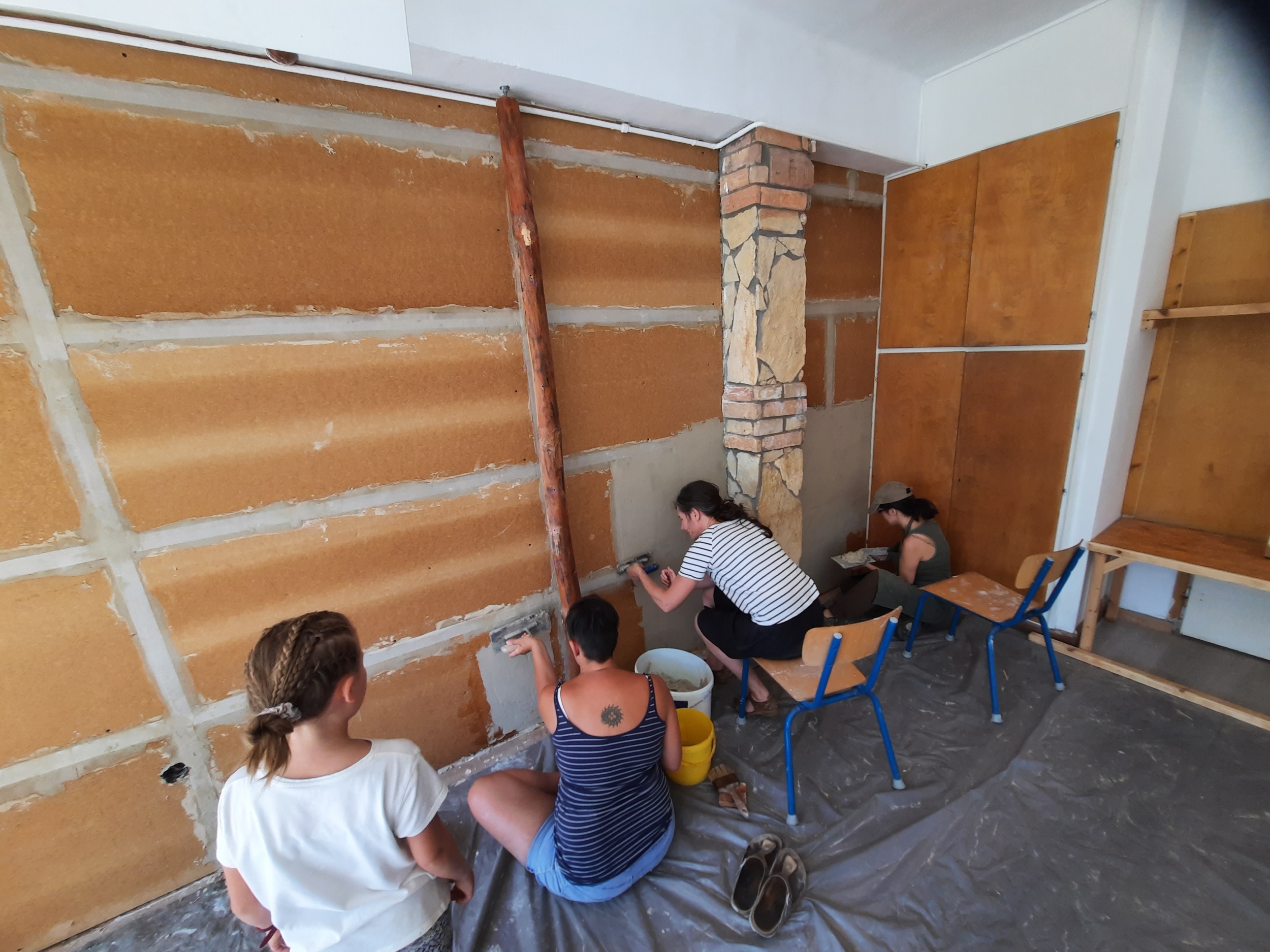 Gödöllő, Waldorf iskola, tanterem falának vályogvakolása, fotó: Révész Gabriella