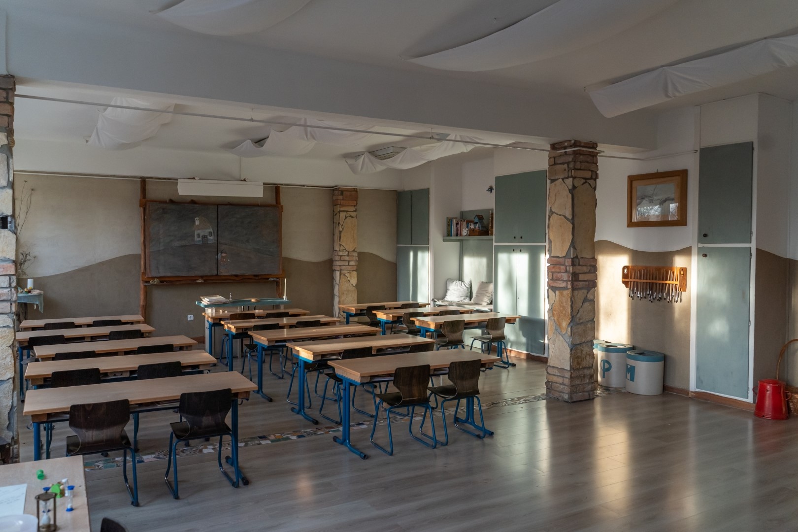 Gödöllő, Waldorf iskola, tanterem falának vályogvakolása, fotó: Kádár-Éliás Anikó