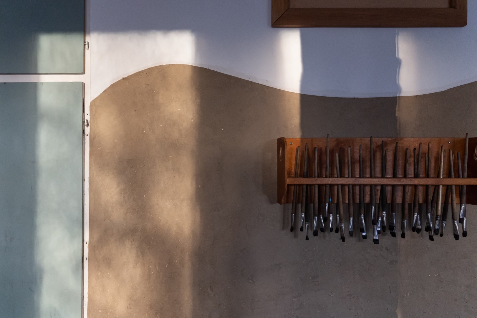 Gödöllő, Waldorf iskola, tanterem falának vályogvakolása, fotó: Kádár-Éliás Anikó