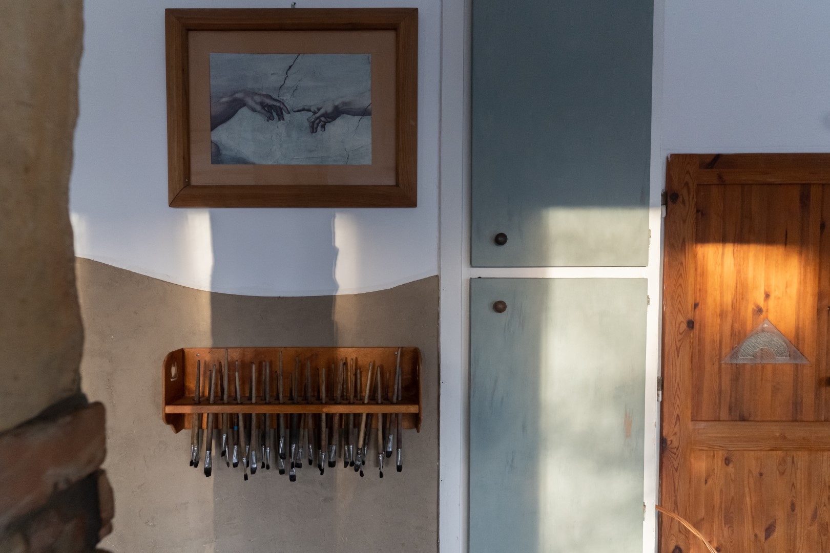 Gödöllő, Waldorf iskola, tanterem falának vályogvakolása, fotó: Kádár-Éliás Anikó