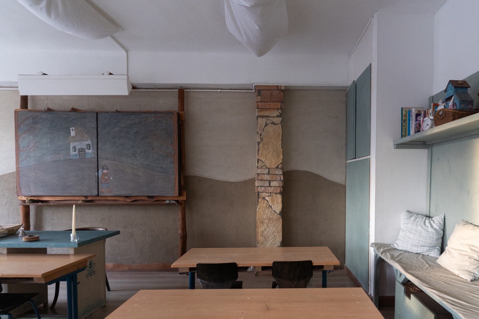 Gödöllő, Waldorf iskola, tanterem falának vályogvakolása, fotó: Kádár-Éliás Anikó