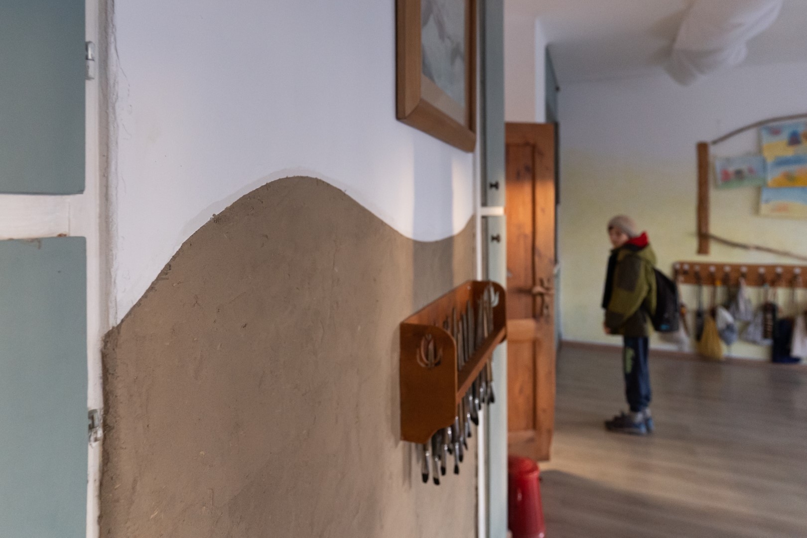 Gödöllő, Waldorf iskola, tanterem falának vályogvakolása, fotó: Kádár-Éliás Anikó