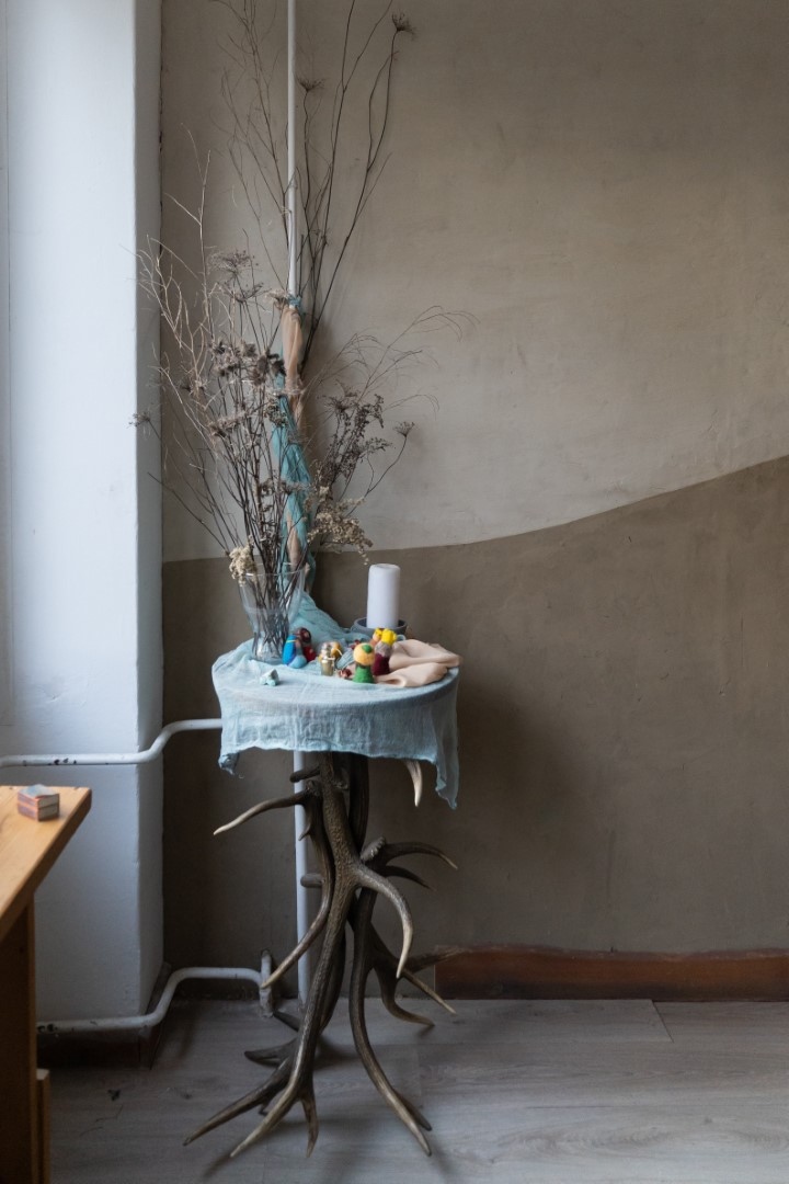 Gödöllő, Waldorf iskola, tanterem falának vályogvakolása, fotó: Kádár-Éliás Anikó