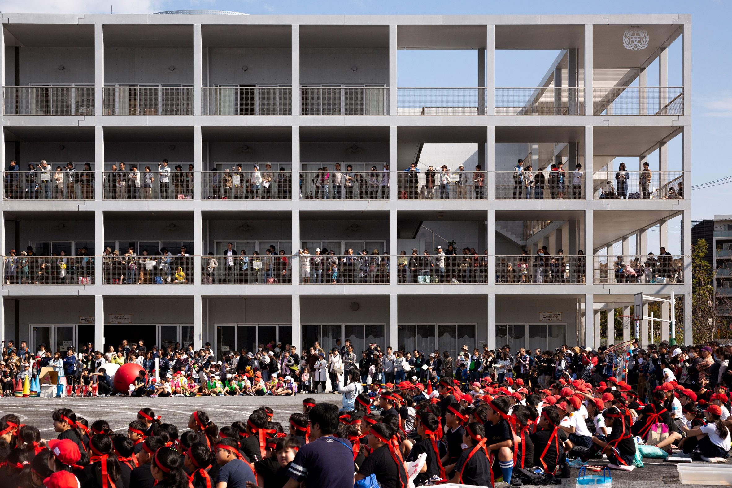 A Koyasu Általános Iskola teraszal. Fotó: Mitsumasa Fujitsuka
