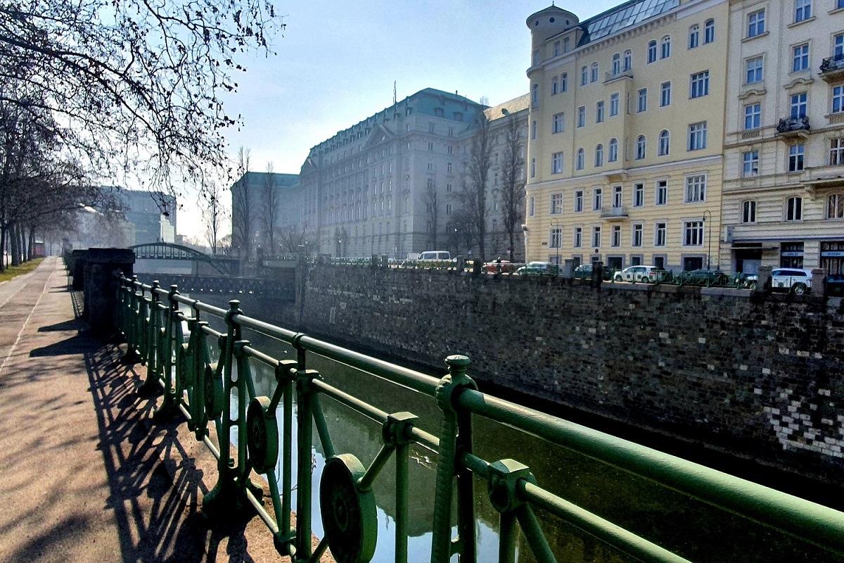 A Zollamtsbrücke a Wienfluss felett © WH International Services / Doris Hemrich