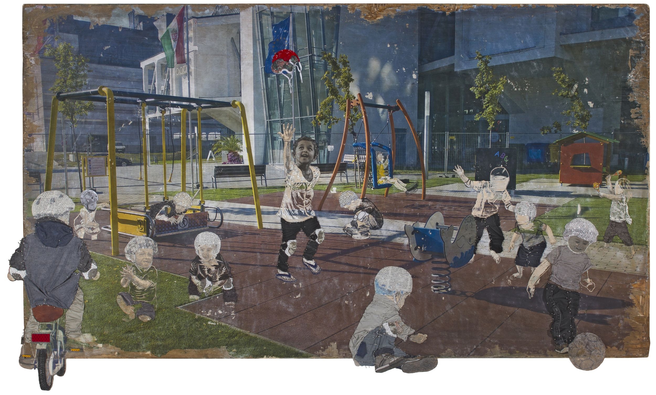 Gaál Kata, Protective Grund, 2019. Fa, textil, buborékfólia, bőr, újságpapír, tű. 96 x 156 cm. A művész és a Várfok Galéria jóvoltából