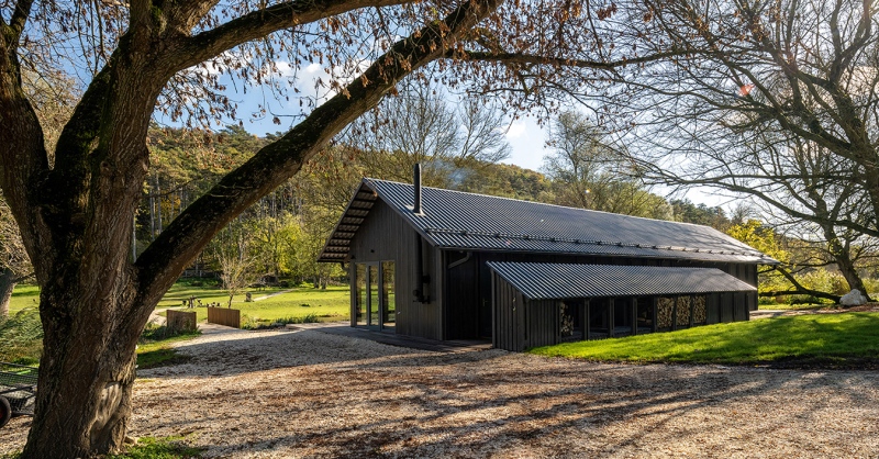 Nívós pihenőpark épült a Fejér vármegyei horgásztónál, a lámákról nem is beszélve
