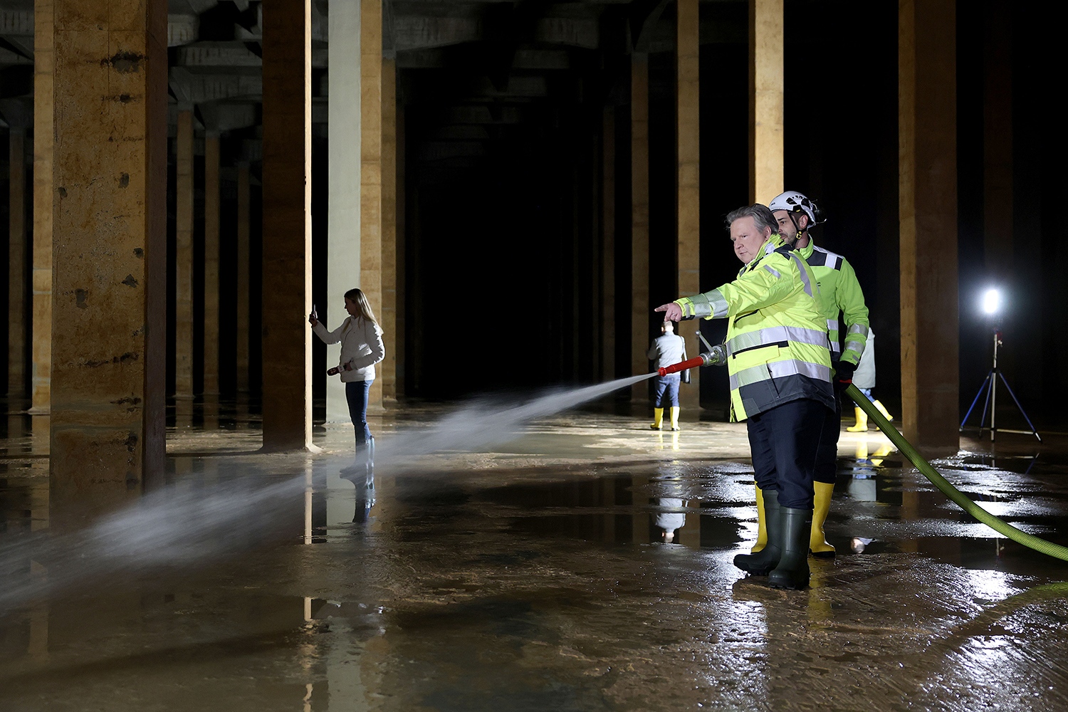 A képen Michael Ludwig, Bécs polgármestere láthaó a „Wien Wasser 2050” ivóvízstratégia építkezésén (Fotó: Stadt Wien / Martin Votava)