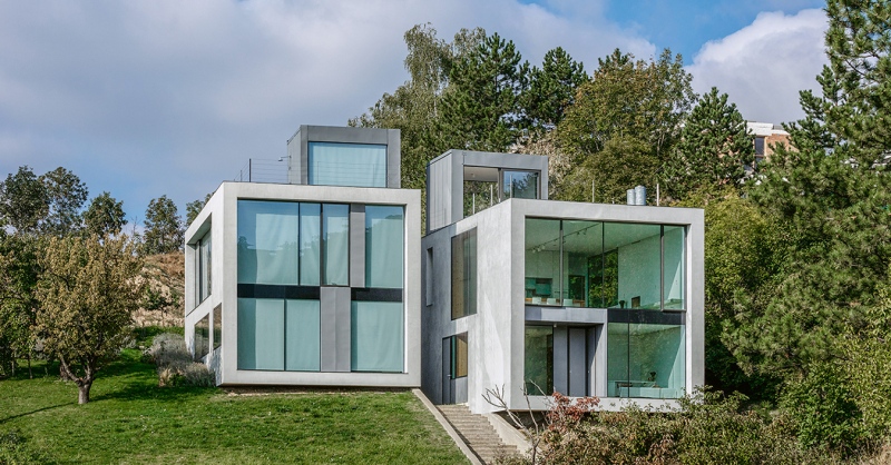Különös térérzetet keltő villa a város és a budai dombvidék határán