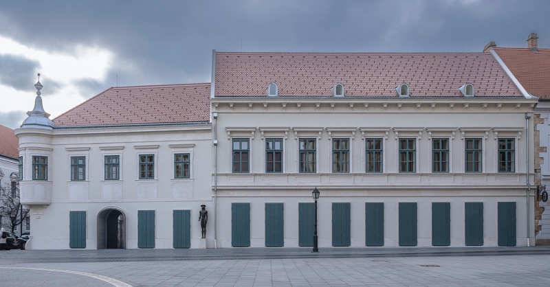 Elkészült a Szentháromság téri régi-új homlokzatok mögött rejlő konferenciaközpont