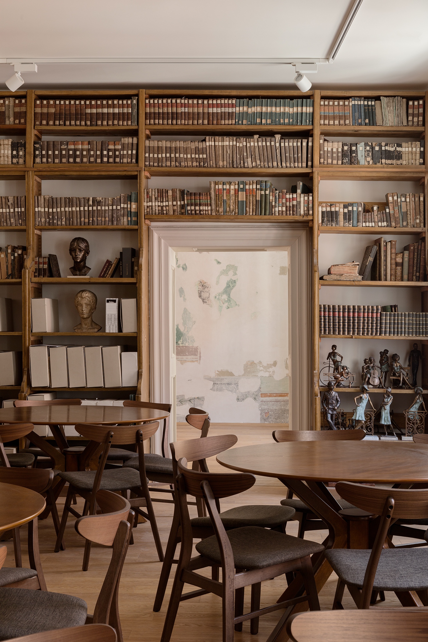 Az utcai front földszintjét és emeletét a lelkészi lakás helyiségei birtokolják, amelyek kiemelt helyét a feltárt és részben láthatóvá tett pompás freskó-díszítés is mutatja