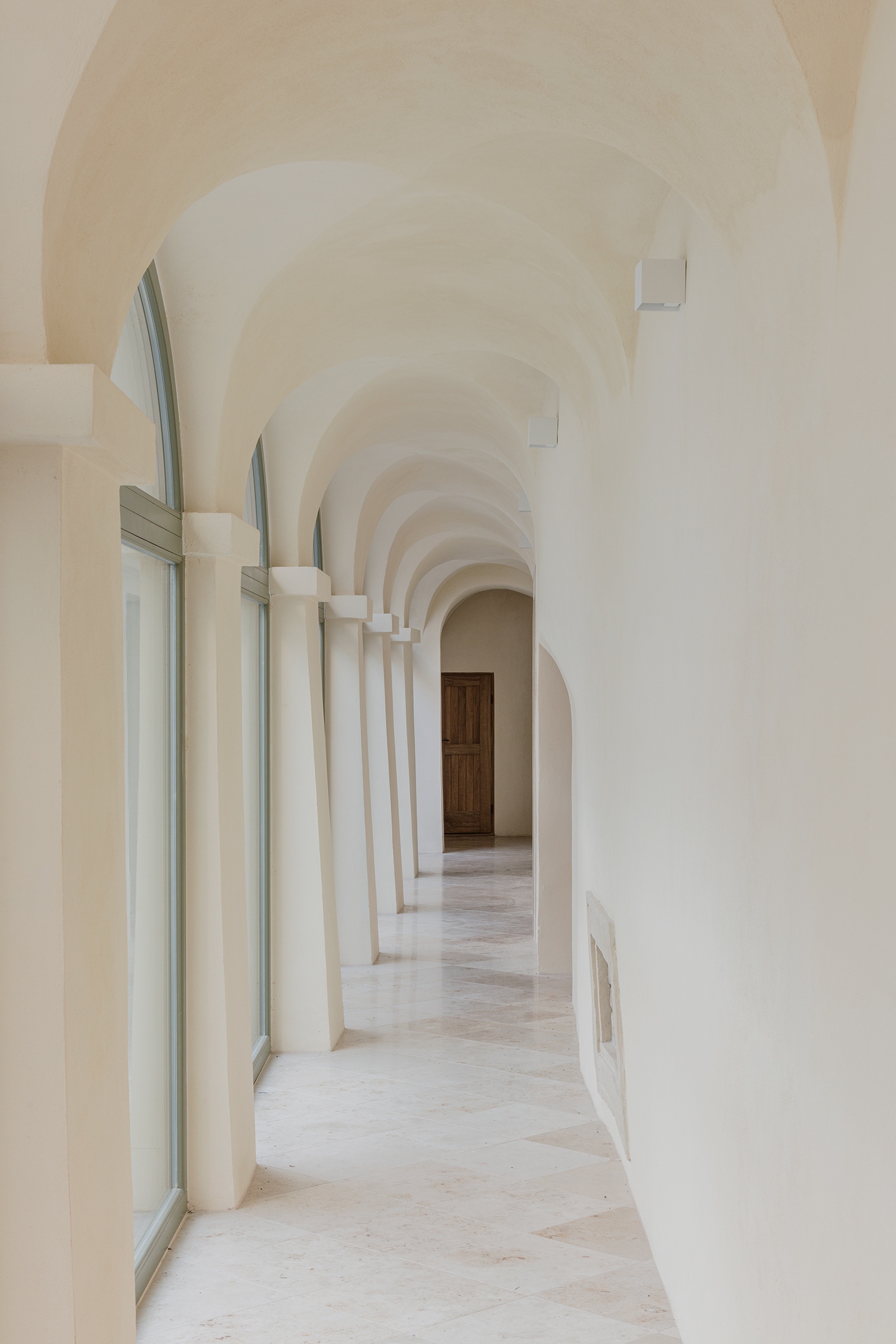 A földszinti árkádokat beüvegezték, hogy védett eljutást biztosítson a kutatószobákba, közösségi terekbe