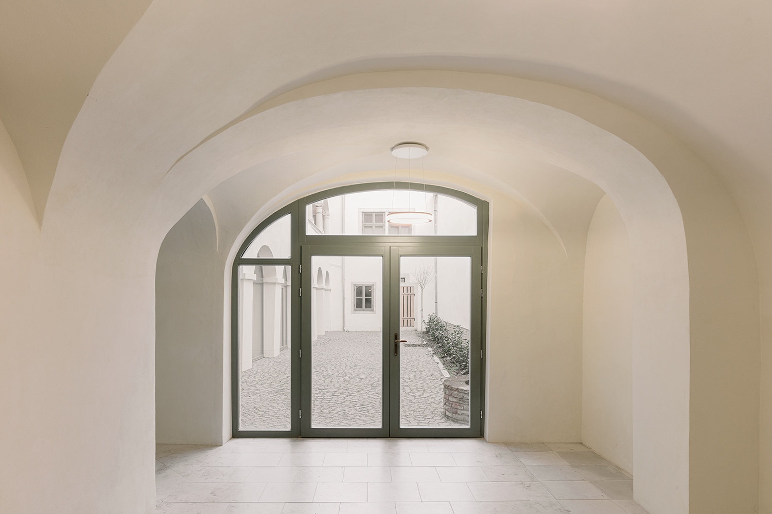 A projekt során a közlekedőelemek újraértelmezésével lehetővé tették, hogy a ház a mai kor követelményeinek is megfeleljen