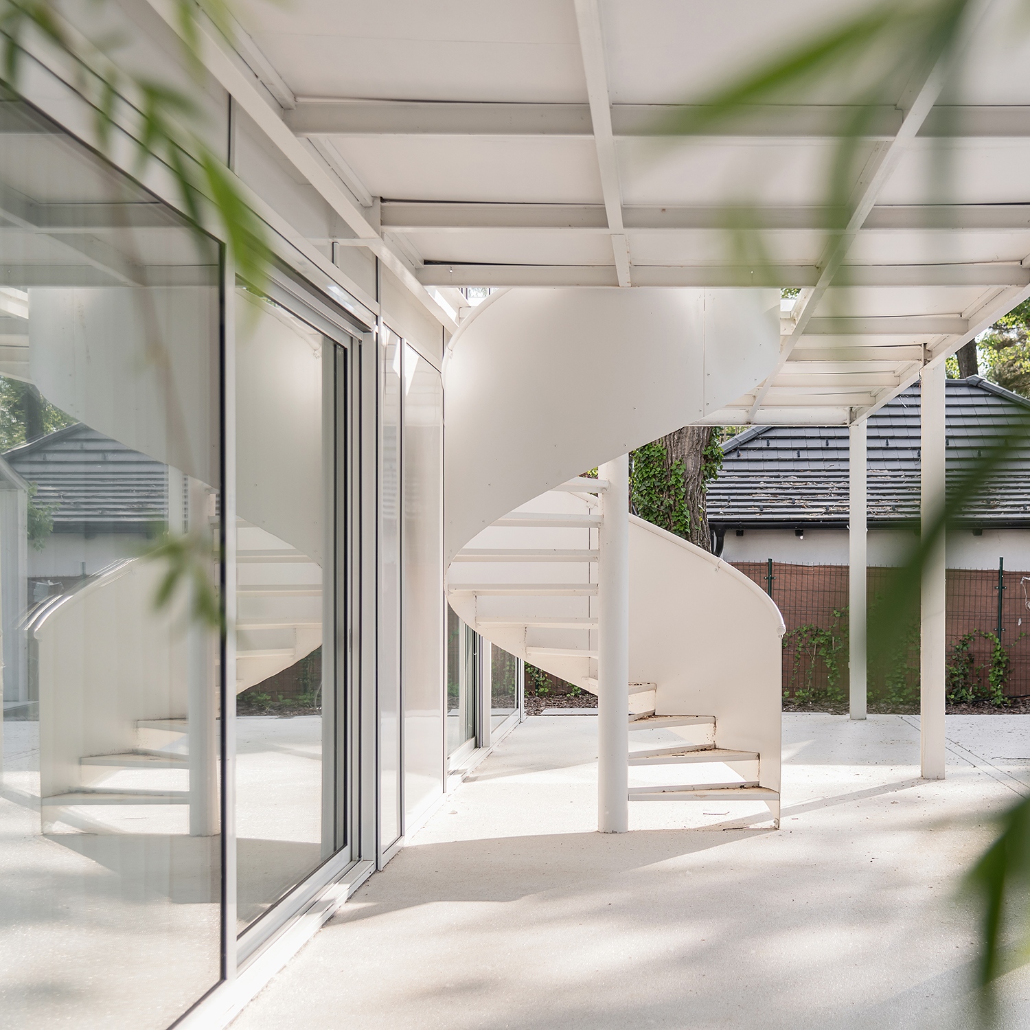 A kompozíció a Balaton tengelyére merőlegesen fűzi fel a terasz-épület-terasz-medence-nádas-tó téri sorozatát, szimmetriatengelyét pedig a finoman formált, szoborszerű csigalépcső erősíti fel