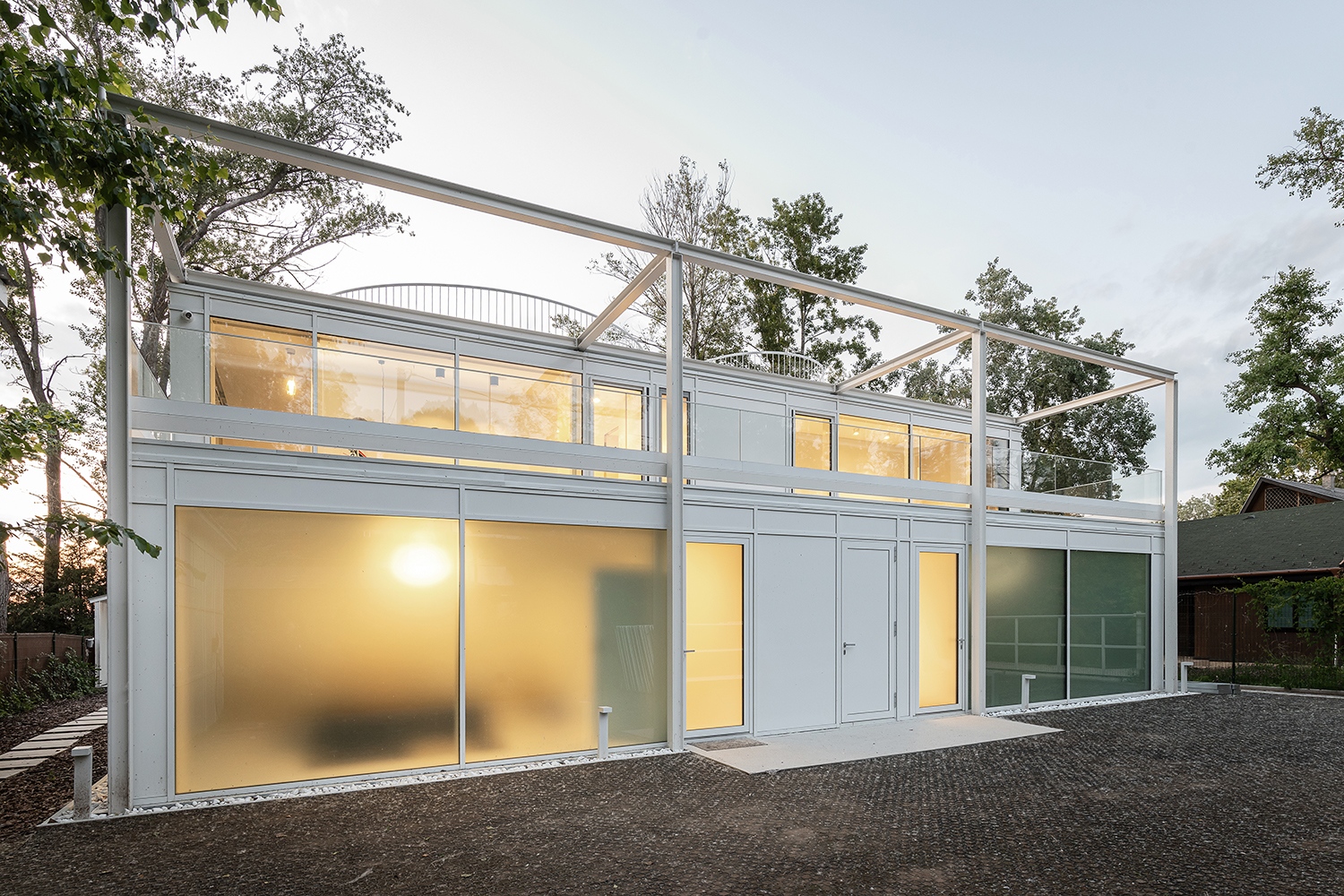 A ház homlokzati felülete javarészt üvegezett függönyfal, amelynek arányai, részletmegoldásai, jól koordinált síkjai egy új jelent adnak a jól ismert "balatoni modern" jelenségnek