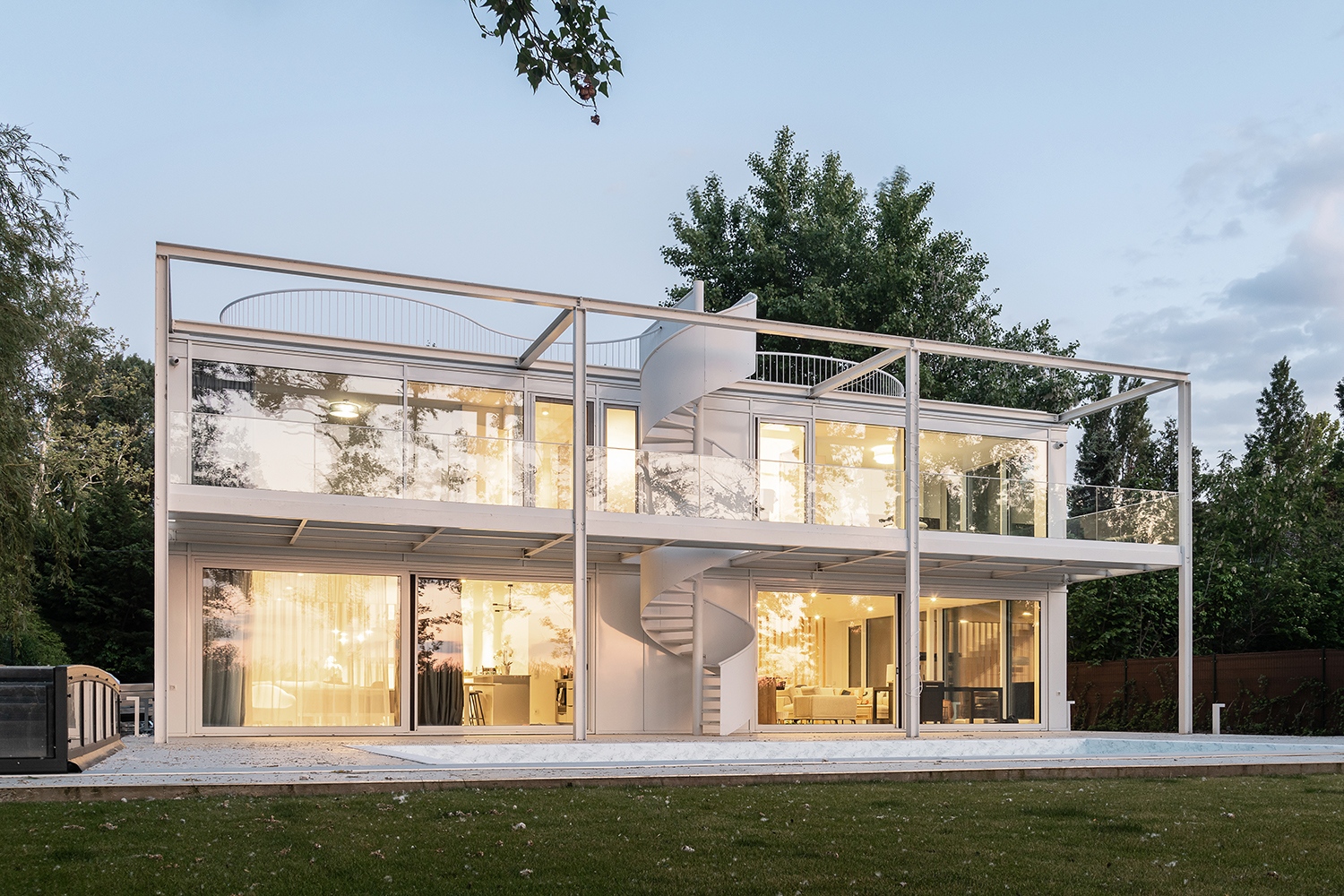 Az épület a modernista nyaralóépítészet legjobb mozzanatait idézi: Palányi Károly, Callmeyer Ferenc, Gulyás Zoltán, Farkas Tibor által körvonalazott 20. századi balatoni építészet könnyed modorában szólal meg