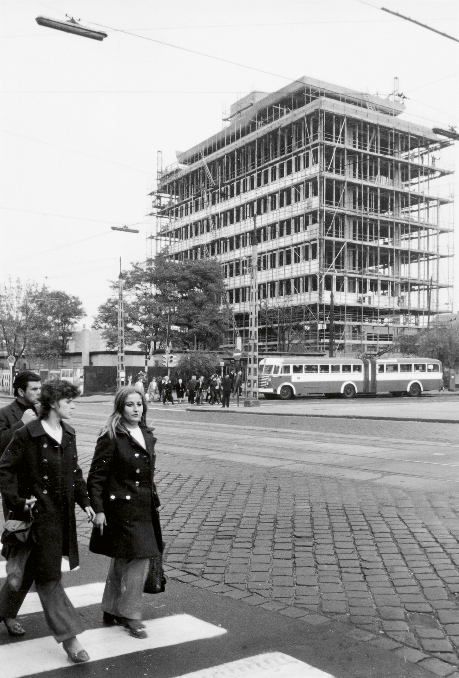 Egy 1973-as fotó az építésről. (Forrás: Fortepan, KÖZTI, Kreszán Albert, Koczka András, Kemecsei József)